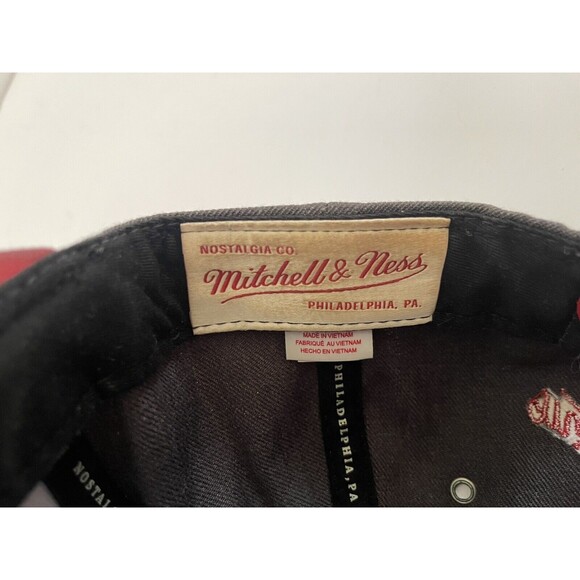 Mitchell & Ness Miami Heat Gray/Black/Red Adjustable Snapback Hat - Picture 6 of 7